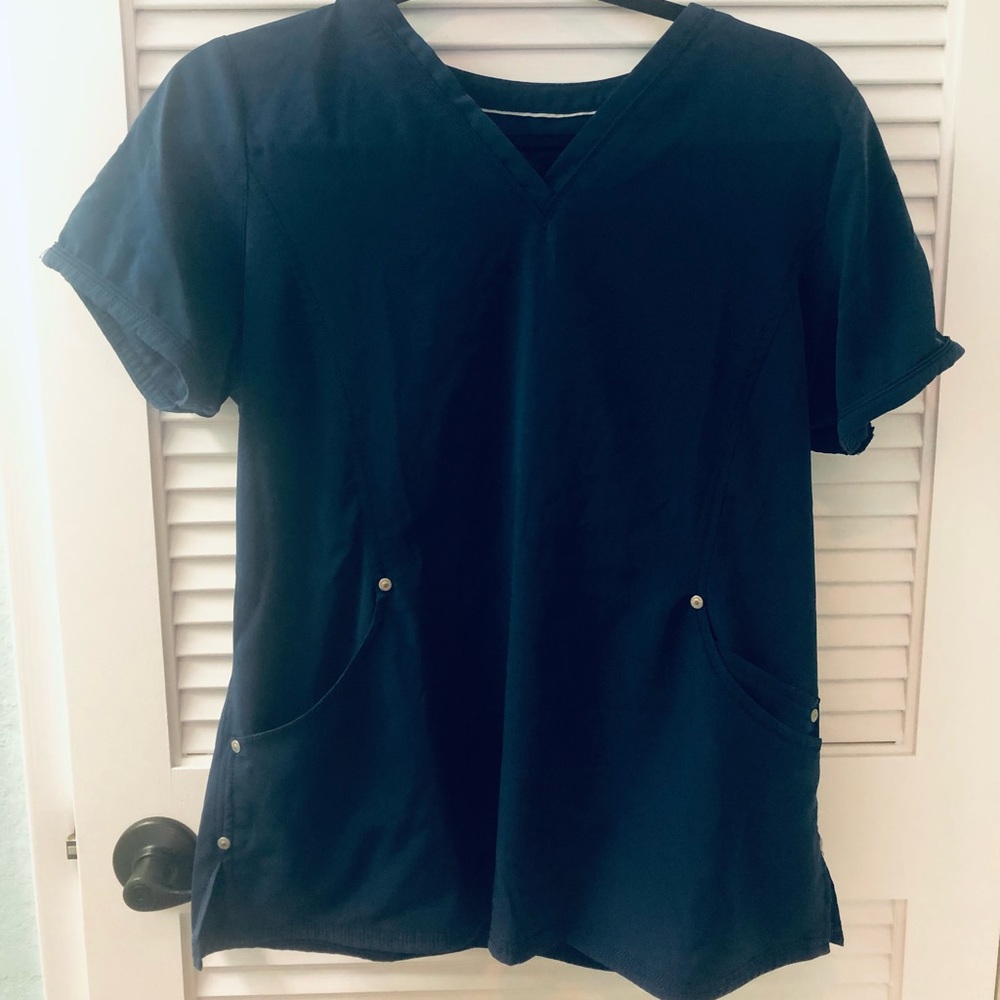 Beyond scrubs scrub top size medium